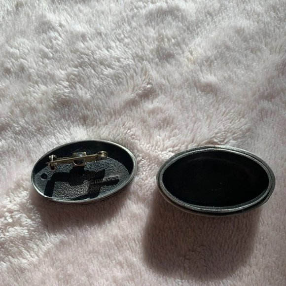 music note pin and small container - Picture 3 of 4